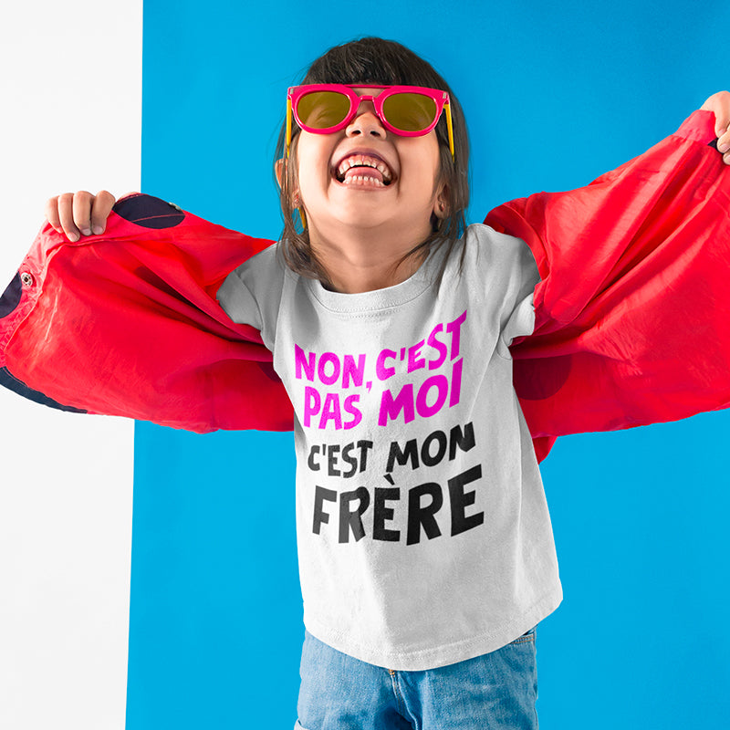 petite fille tshirt blanc non c'est pas moi c'est mon frère sourire marrant lunette