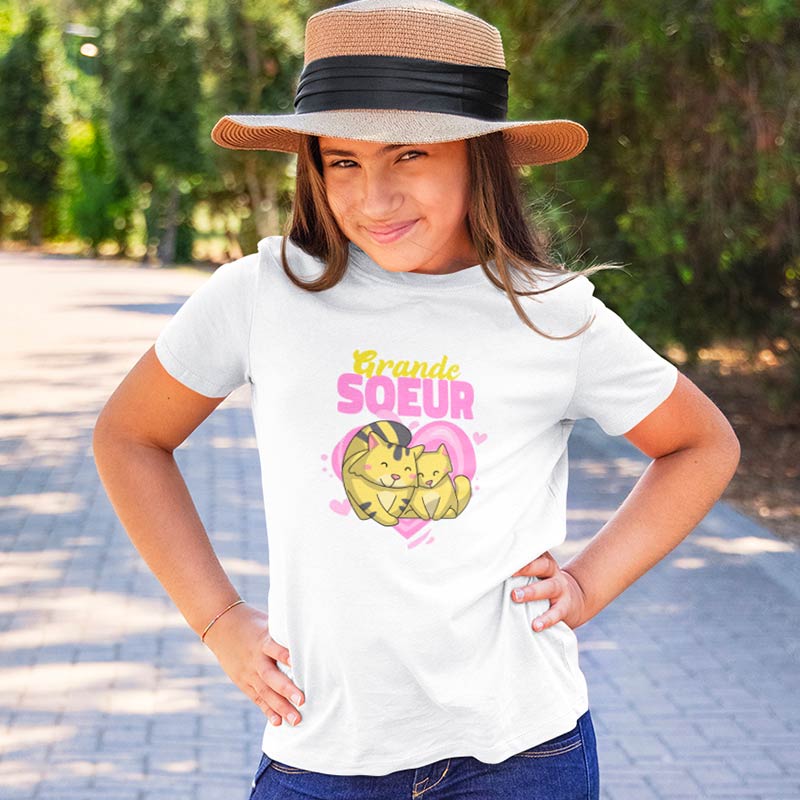 fille avec un chapeau et un t-shirt grande soeur