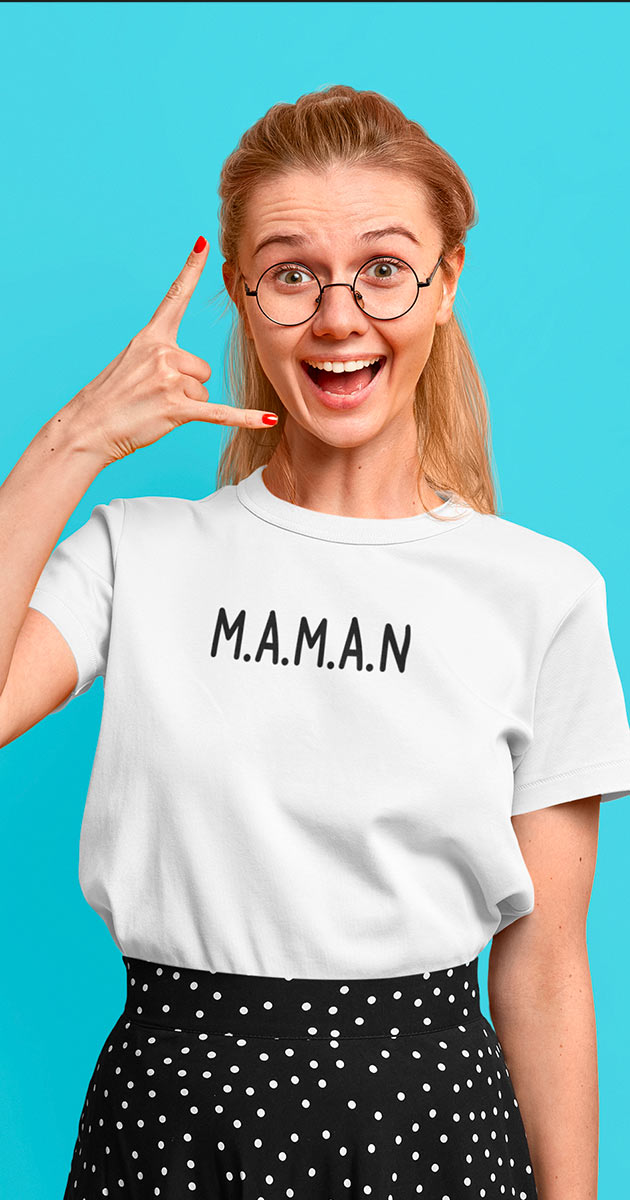 femme souriante avec sont tshirt blanc maman