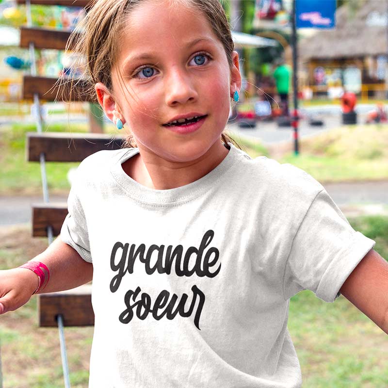 fille enfant avec un tshirt blanc grande soeur