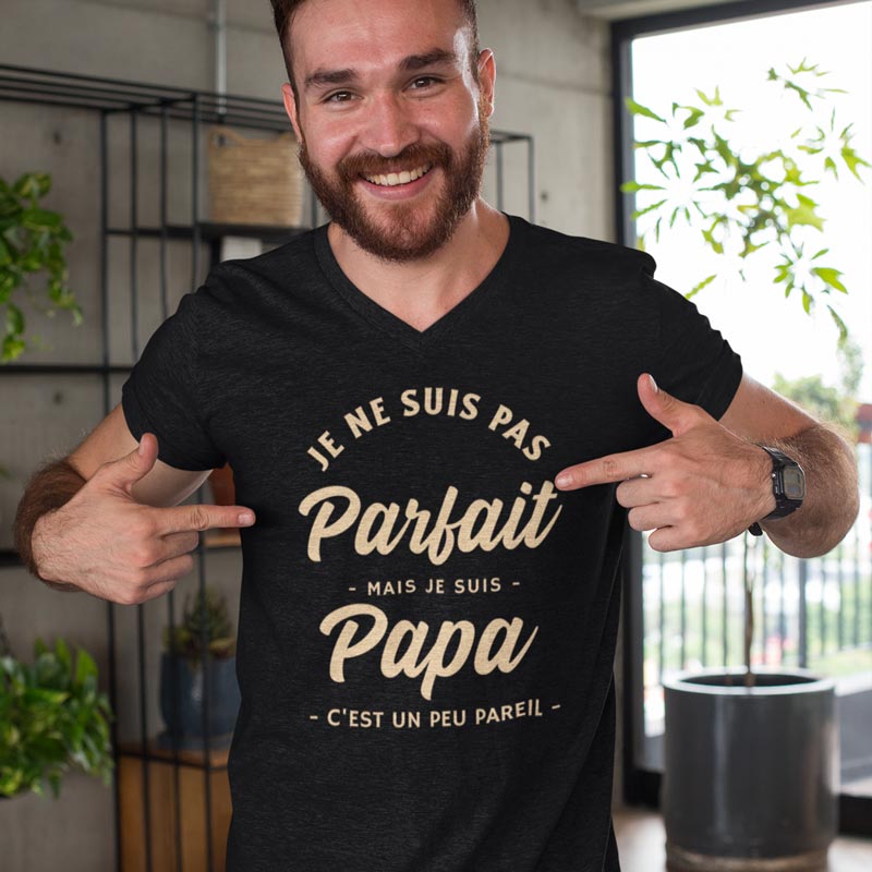 t-shirt meilleur papa pas parfait homme qui montre son tee shirt avec les doigts les droles shop